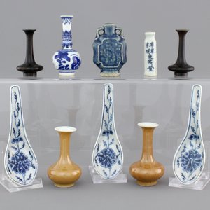 A collection of Chinese miniature vases and spoons in porcelain and bronze, 18th and 19th C. — photo 1