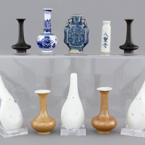 A collection of Chinese miniature vases and spoons in porcelain and bronze, 18th and 19th C. — photo 2