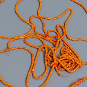 A collection of Chinese necklaces with red coral beads and loose beads, 19/20th C. — 照片 3