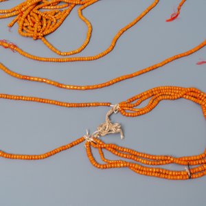 A collection of Chinese necklaces with red coral beads and loose beads, 19/20th C. — 照片 4