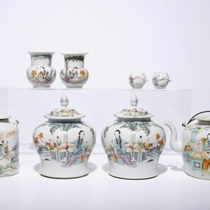 A collection of Chinese qianjiang cai and famille rose vases, teapots and cups, 19/20th C. — 照片 1