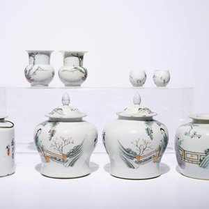 A collection of Chinese qianjiang cai and famille rose vases, teapots and cups, 19/20th C. — 照片 2