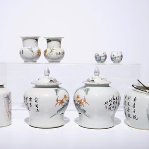 A collection of Chinese qianjiang cai and famille rose vases, teapots and cups, 19/20th C. — 照片 4