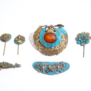 A collection of Chinese silver and kingfisher feather brooches and pins, 19/20th C. — 照片 2