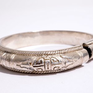 A collection of Chinese silver and kingfisher feather brooches and pins, 19/20th C. — 照片 8