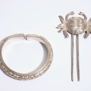 A collection of Chinese silver and kingfisher feather brooches and pins, 19/20th C. — 照片 9