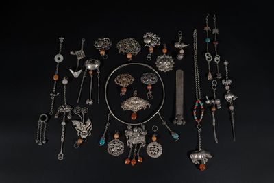 A collection of Chinese silver and precious stones jewellery, 19/20th C.