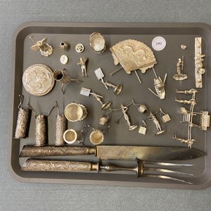 A collection of Chinese silver miniatures, a powder box and a table ornament, 19/20th C. — photo 16