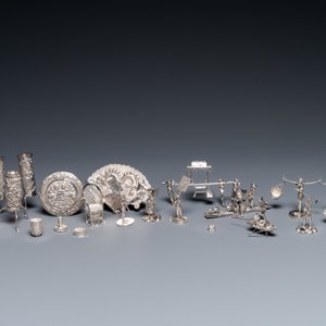 A collection of Chinese silver miniatures, a powder box and a table ornament, 19/20th C. — photo 2