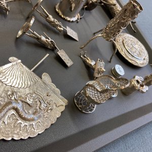 A collection of Chinese silver miniatures, a powder box and a table ornament, 19/20th C. — photo 21