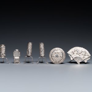 A collection of Chinese silver miniatures, a powder box and a table ornament, 19/20th C. — photo 3