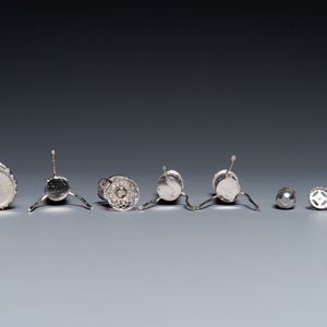 A collection of Chinese silver miniatures, a powder box and a table ornament, 19/20th C. — photo 6