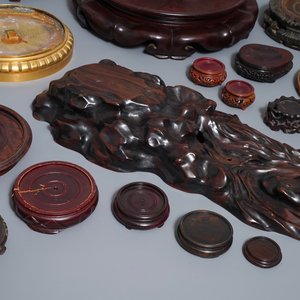 A collection of Chinese stands in carved wood and gilt bronze, 19/20th C. — photo 5