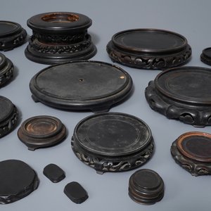 A collection of Chinese stands in carved wood and gilt bronze, 19/20th C. — photo 8