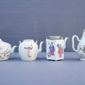 A collection of Chinese teapots, brush pots and plates, 19/20th C. — photo 14
