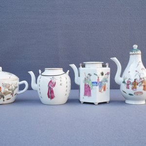 A collection of Chinese teapots, brush pots and plates, 19/20th C. — photo 15