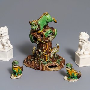 A collection of Chinese verte biscuit and blanc de Chine models of Buddhist lions, Kangxi — 照片 1