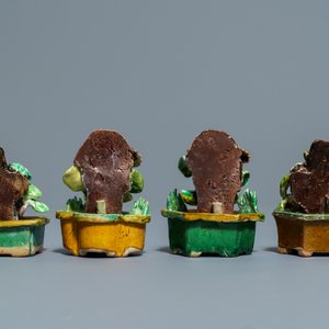 A collection of Chinese verte biscuit sculptural groups, Kangxi — 照片 3