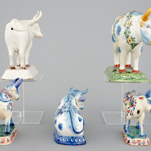 A collection of Dutch Delftware: a monochrome white dish, a cardinal's dish and 5 cows, 17/19th C. — 照片 7
