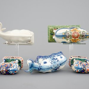 A collection of Dutch Delftware: a monochrome white dish, a cardinal's dish and 5 cows, 17/19th C. — 照片 8