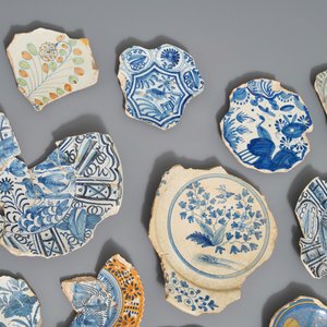 A collection of Dutch maiolica shards, 16th C. and later — 照片 5