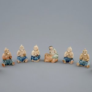 A collection of eight Chinese enamel biscuit "Immortals", Qianlong, 18th C. — 照片 1