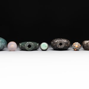A collection of eight Chinese precious stone snuff bottles, 19/20th C. — photo 12