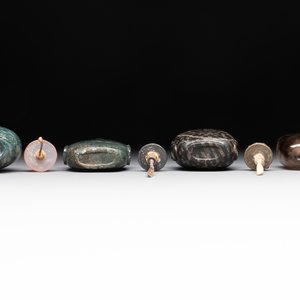 A collection of eight Chinese precious stone snuff bottles, 19/20th C. — photo 13