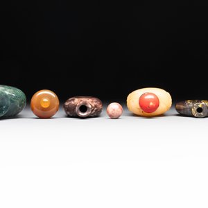 A collection of eight Chinese precious stone snuff bottles, 19/20th C. — photo 6