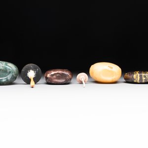 A collection of eight Chinese precious stone snuff bottles, 19/20th C. — photo 7