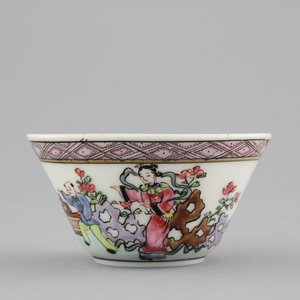 A collection of fine Chinese famille rose porcelain cups and saucers, Yongzheng-Qianlong, 18th C. — photo 12
