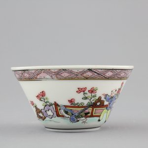 A collection of fine Chinese famille rose porcelain cups and saucers, Yongzheng-Qianlong, 18th C. — photo 13