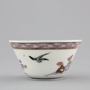A collection of fine Chinese famille rose porcelain cups and saucers, Yongzheng-Qianlong, 18th C. — photo 14