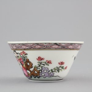 A collection of fine Chinese famille rose porcelain cups and saucers, Yongzheng-Qianlong, 18th C. — photo 15