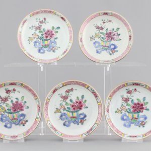A collection of fine Chinese famille rose porcelain cups and saucers, Yongzheng-Qianlong, 18th C. — photo 2