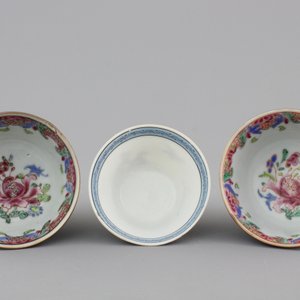 A collection of fine Chinese famille rose porcelain cups and saucers, Yongzheng-Qianlong, 18th C. — photo 10