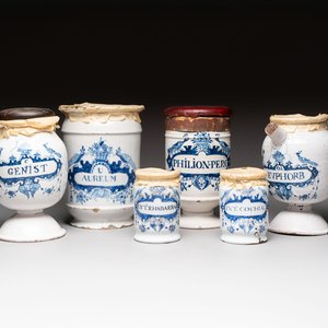 A collection of five blue and white Tournai faience pharmacy jars and a wet drug jar, 17/18th C. — photo 1