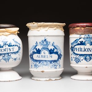A collection of five blue and white Tournai faience pharmacy jars and a wet drug jar, 17/18th C. — photo 2