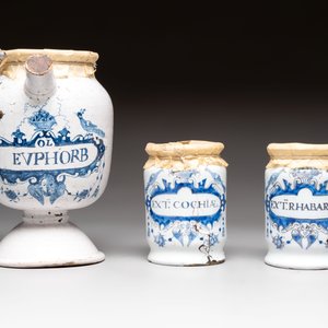 A collection of five blue and white Tournai faience pharmacy jars and a wet drug jar, 17/18th C. — photo 8