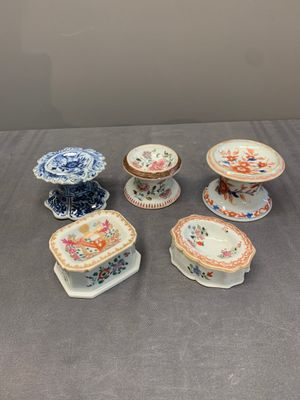A collection of five Chinese blue and white, famille rose and Imari-style salts, Kangxi/Qianlong — photo 1