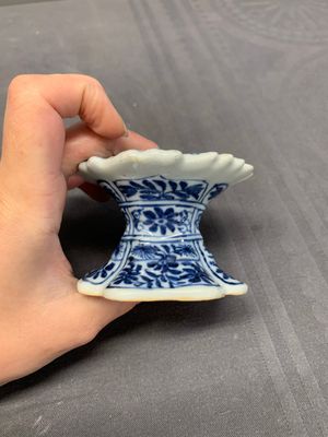 A collection of five Chinese blue and white, famille rose and Imari-style salts, Kangxi/Qianlong — photo 12