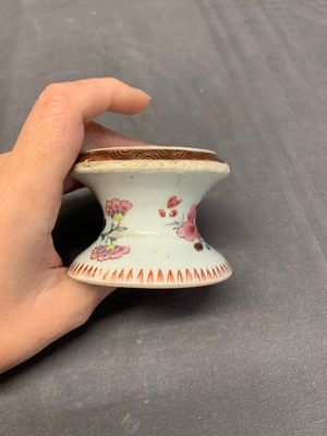 A collection of five Chinese blue and white, famille rose and Imari-style salts, Kangxi/Qianlong — photo 15