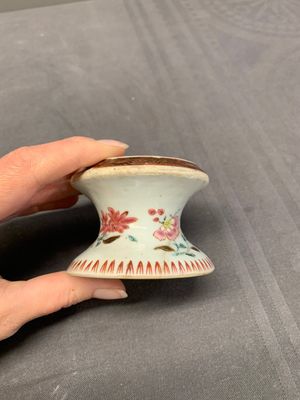 A collection of five Chinese blue and white, famille rose and Imari-style salts, Kangxi/Qianlong — photo 18