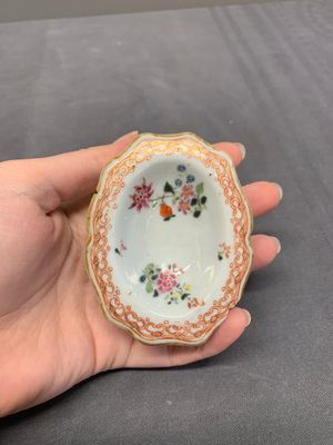 A collection of five Chinese blue and white, famille rose and Imari-style salts, Kangxi/Qianlong — photo 2