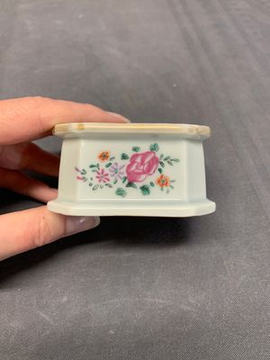 A collection of five Chinese blue and white, famille rose and Imari-style salts, Kangxi/Qianlong — photo 23