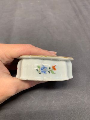 A collection of five Chinese blue and white, famille rose and Imari-style salts, Kangxi/Qianlong — photo 3