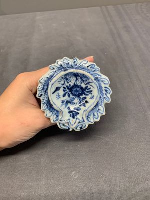 A collection of five Chinese blue and white, famille rose and Imari-style salts, Kangxi/Qianlong — photo 8