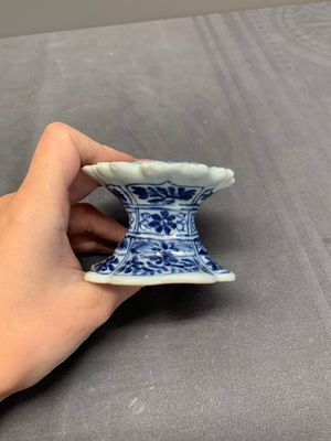 A collection of five Chinese blue and white, famille rose and Imari-style salts, Kangxi/Qianlong — photo 10