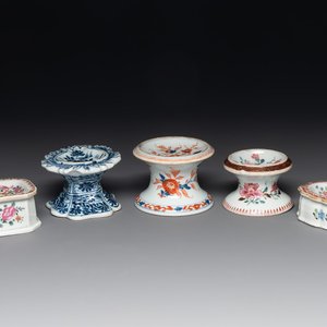 A collection of five Chinese blue and white, famille rose and Imari-style salts, Kangxi/Qianlong — photo 1