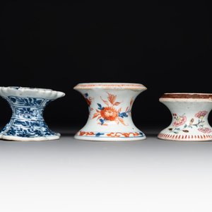A collection of five Chinese blue and white, famille rose and Imari-style salts, Kangxi/Qianlong — photo 3